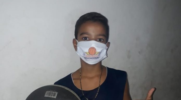 Entrega das cestas básicas do projeto Arremesso Educacional